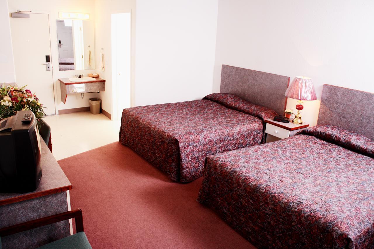 Country Club Inn Lacombe エクステリア 写真