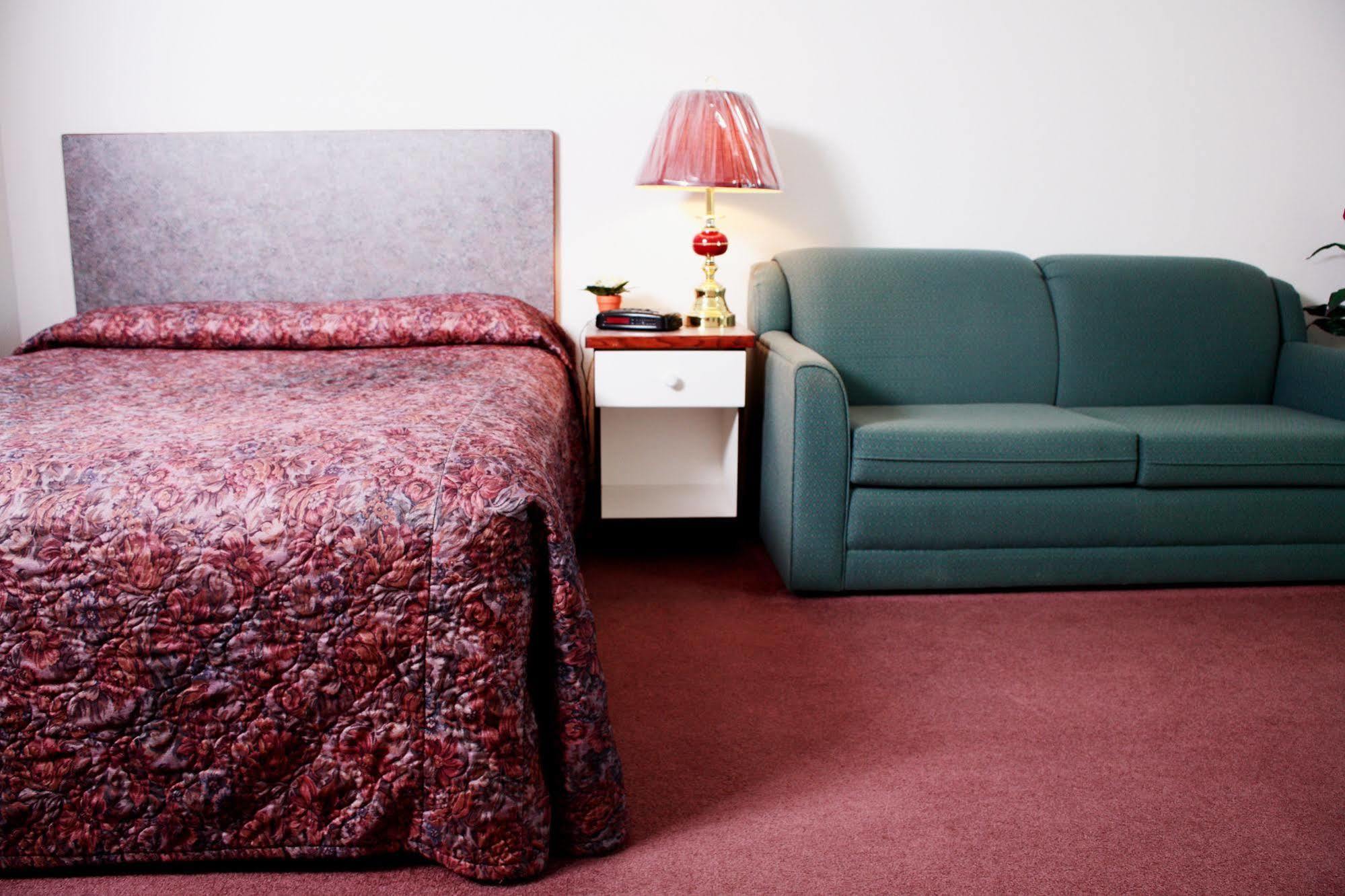 Country Club Inn Lacombe エクステリア 写真