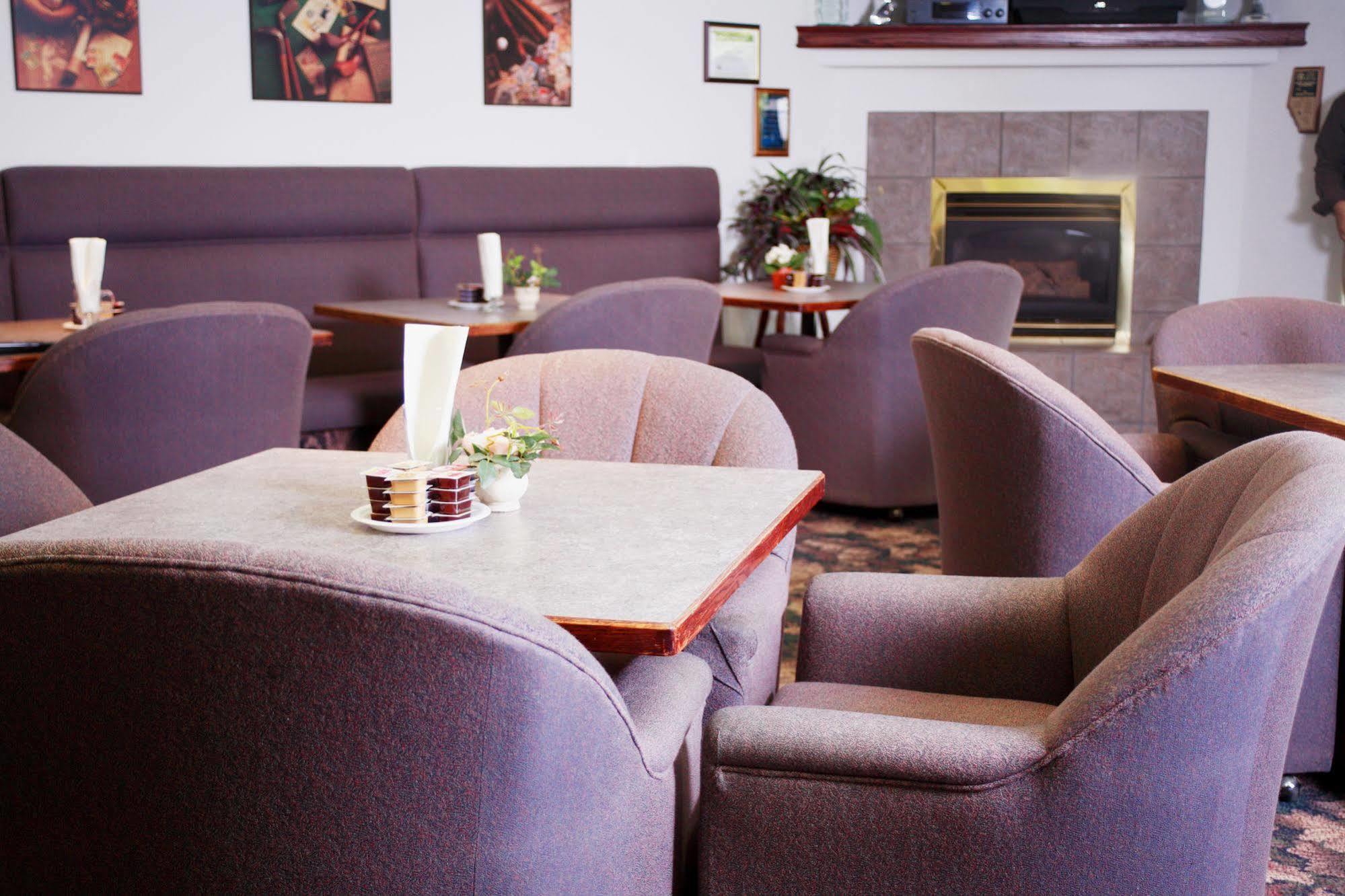 Country Club Inn Lacombe エクステリア 写真