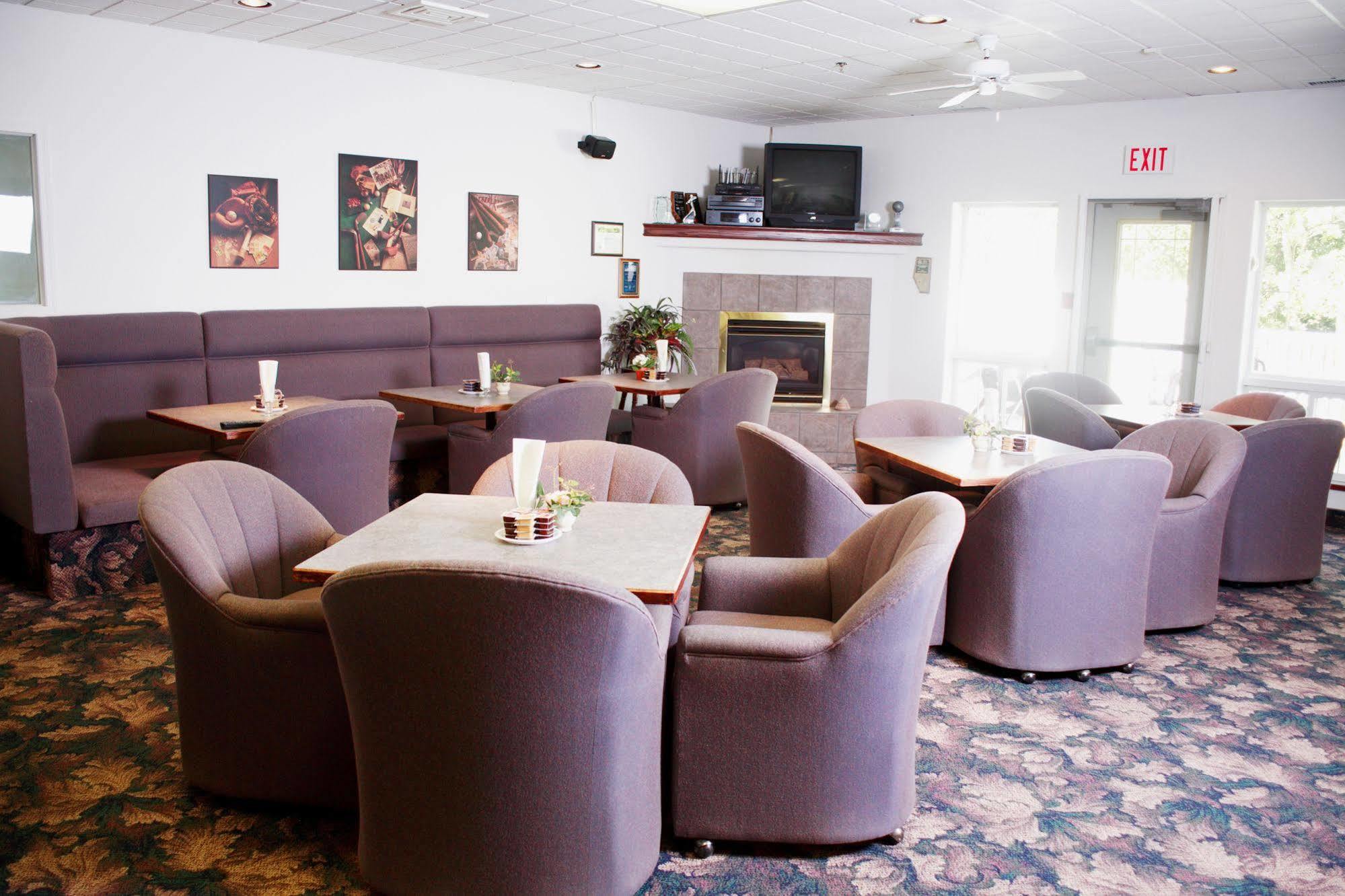 Country Club Inn Lacombe エクステリア 写真