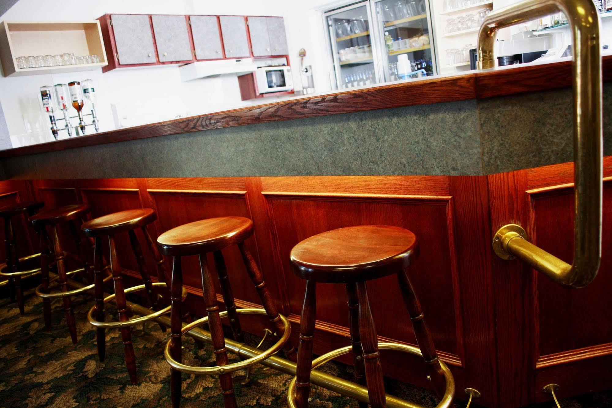 Country Club Inn Lacombe エクステリア 写真